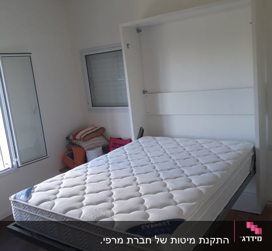 מיטה מתקפלת עם מזרן על מסגרת מתכת